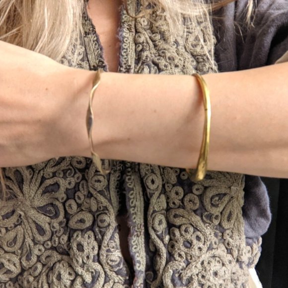 Delialangan bronze wavy bangle - Picture 4 of 8